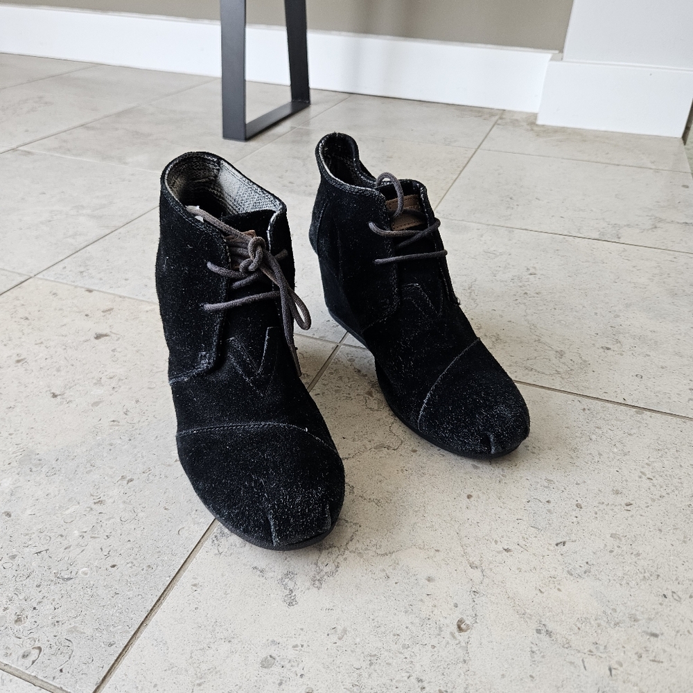 TOMS Desert Wedge Suede Booties , black